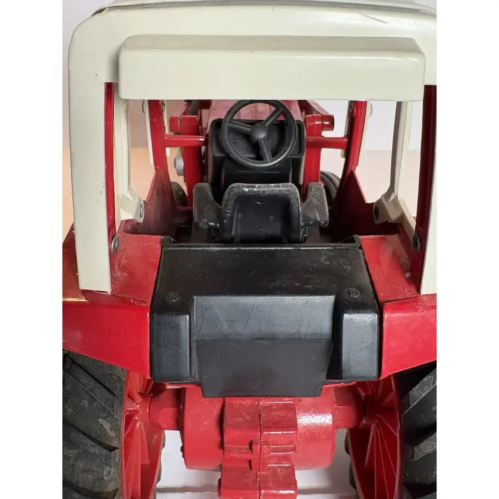 Ertl International 1586 w/loader 1/16 Die-cast Farm Tractor W/Pull Behind Wagon